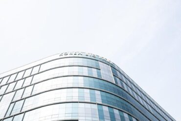 哪些企業或機構支持實驗小學的發展？